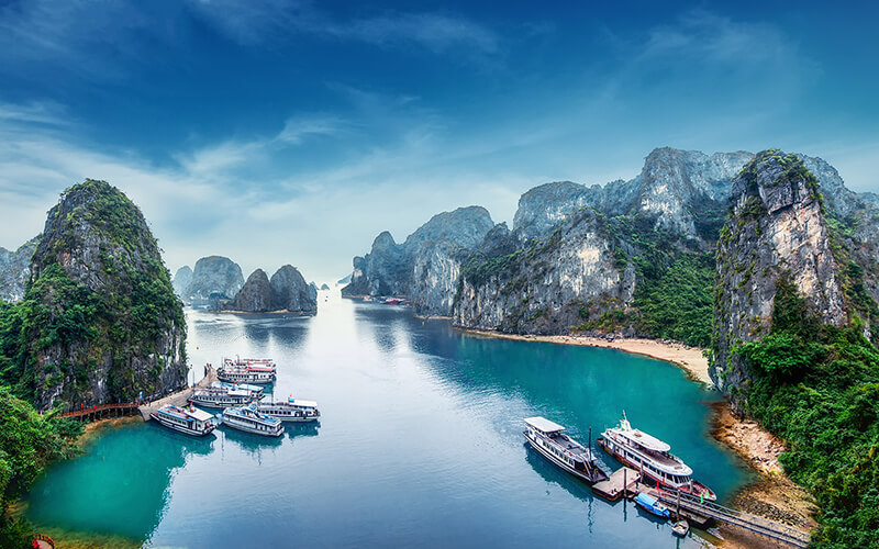 Tourists flock to Ha Long on the last free day of May