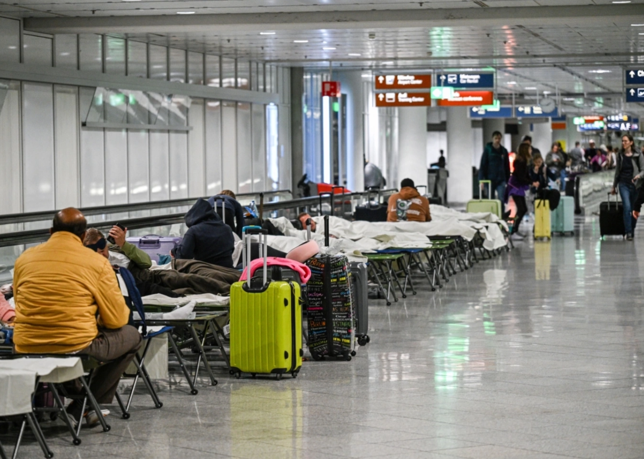 Sự cố kỹ thuật làm tê liệt không phận Hy Lạp, hàng nghìn hành khách mắc kẹt tại sân bay châu Âu đầu năm 2026