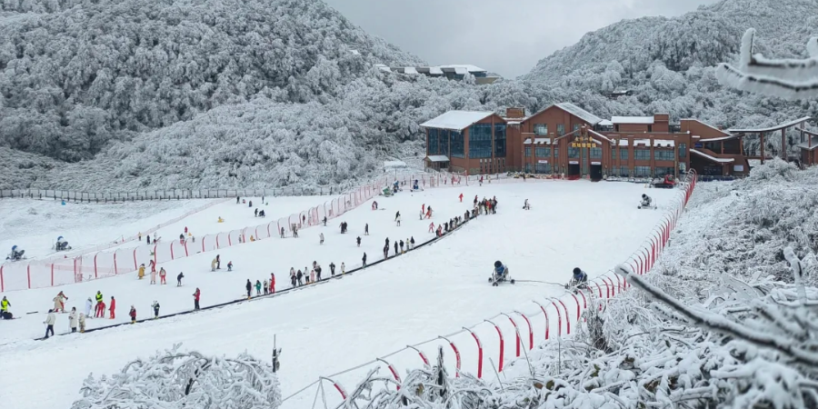 Mùa đông Trùng Khánh và trải nghiệm trượt tuyết giữa núi non Kim Phật Sơn