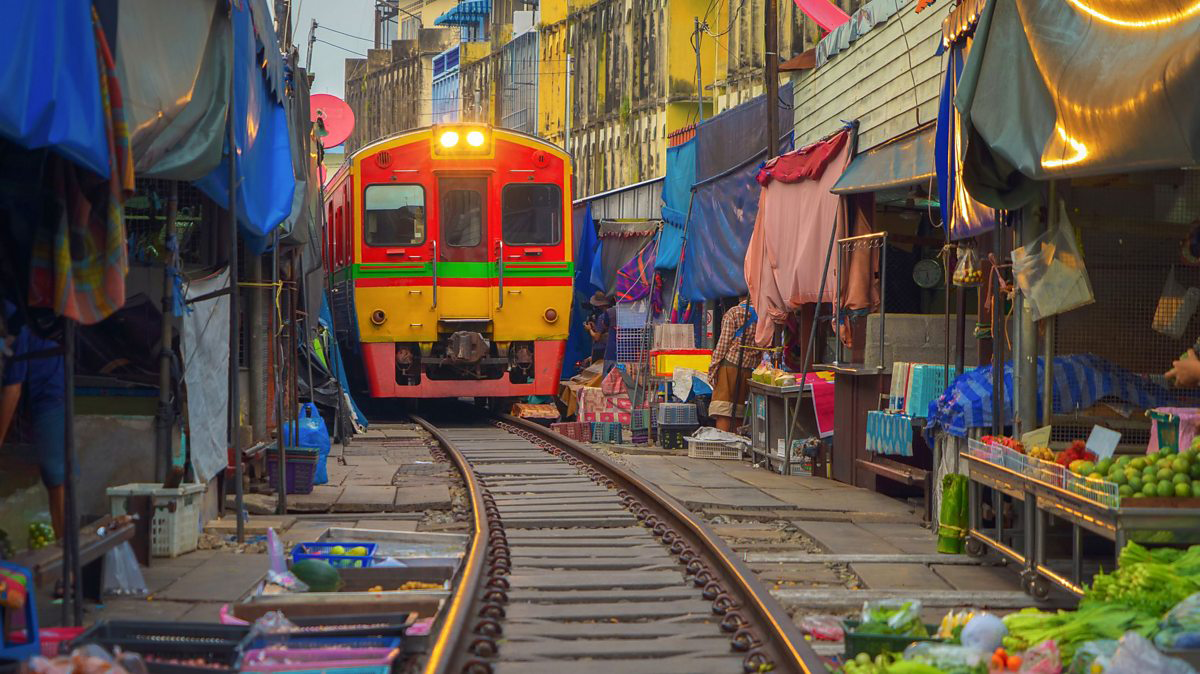 Chợ Đường Tàu Maeklong – Khu Chợ Độc Đáo Nơi Tàu Hỏa Chạy Xuyên Qua